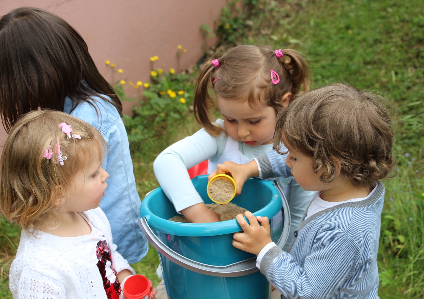 Kinder spielen gemeinsam im Garten