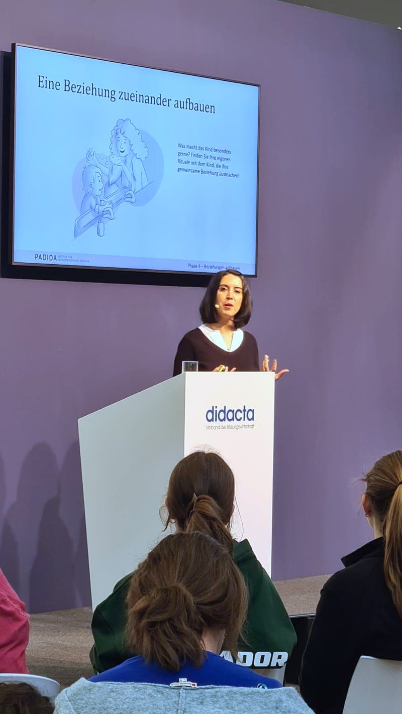 Prof. Dr. Marjan Alemzadeh bei einem Vortrag auf der didacta
