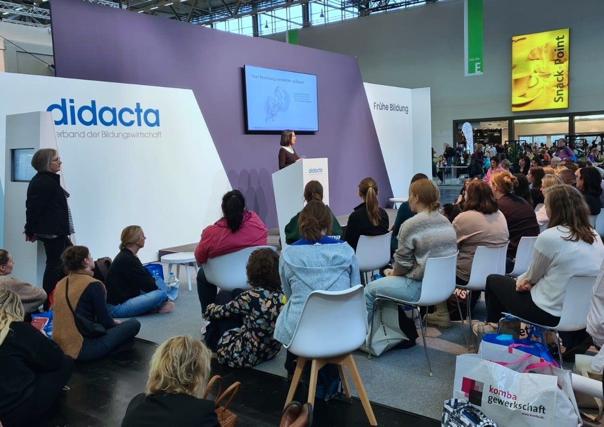 Prof. Dr. Marjan Alemzadeh bei einem Vortrag auf der didacta