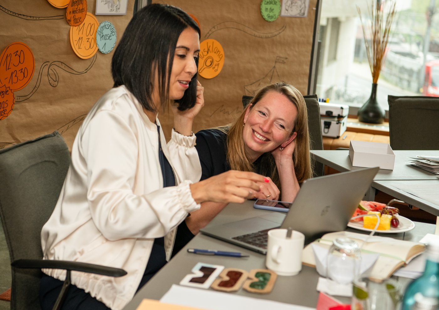 Zwei Multiplikatorinnen bei der Arbeit an der Ausbildung